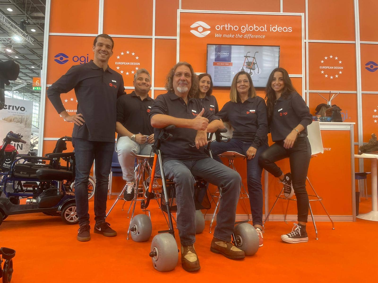 FOTO GRUPAL equipo Ortho Global Ideas en la feria RehaCare Dusseldorf 2022 presentando las últimas novedades del año en su stand